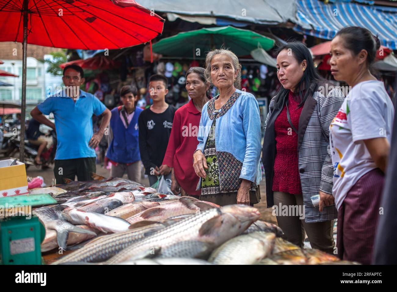 Pakse, Laos, 24. November 2017: Menschen auf dem lokalen Markt in Pakse, Laos am 24. November 2017. Stockfoto