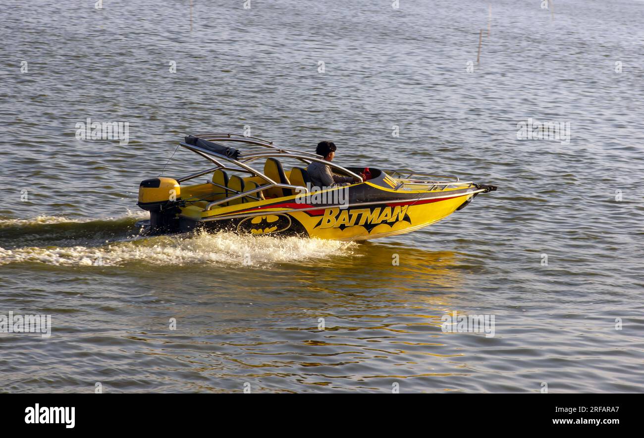 Klaten, Indonesien - 30. Juli 2023: Ein kleines Schnellboot im Rowo Jombor See in Klaten, Indonesien Stockfoto