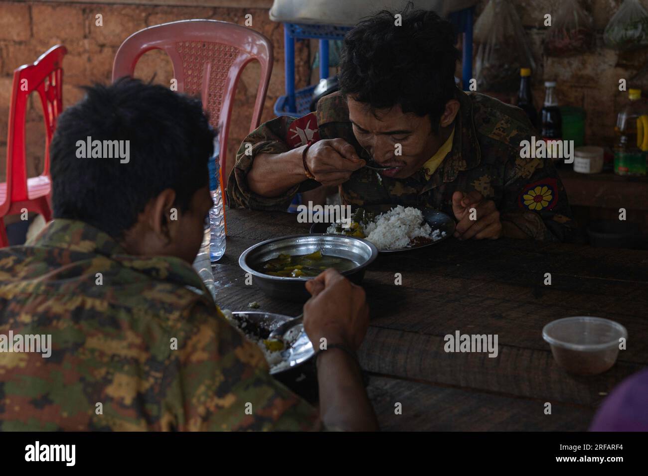 27. Mai 2023, PinLaung, Shan, Myanmar: Zwei Regimessoldaten, die von Karenni-Widerstandstruppen (KNDF) gefangen genommen wurden, essen in einem nicht bekannt gegebenen Gebiet im Staat Kayah zu Mittag. Zwei Mitglieder des leichten Infanterie-Bataillons (LIB) 517, einer Einheit unter dem Kommando des militärischen Einsatzkommandos (MOC-2), wurden nach einem Zusammenstoß mit der Verteidigungskräfte der Karenni-Nationalitäten (KNDF) im Dorf SaLoneTaung, dem Dorf Pinlaung des Staates Shan im Mai 2023, gefangen genommen. Mehr als zweitausend Junta-Truppen wurden in den letzten zwei Jahren getötet und 41 gefangen genommen, so die Streitkräfte der Karenni-Nationalitäten KNDF. (Kreditbild: © SOPA Ima Stockfoto