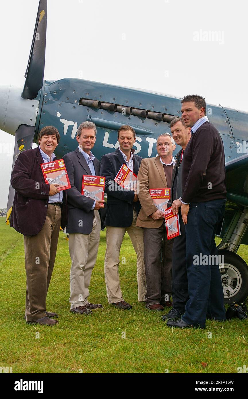 Buchveröffentlichung des Haynes Spitfire Handbuchs. Haynes Werkstatthandbuch für Spitfire-Flugzeug. Inc.: J Haynes, Paul Blackah (Zentrum), Sqn LDR Al Pinner Stockfoto