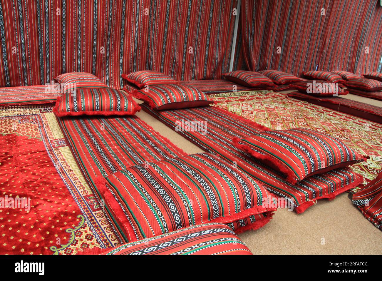 Traditionelles arabisches Wohnzimmer، Kissen und Teppiche mit wunderschönen alten arabischen Mustern Stockfoto Traditionelles arabisches Wohnzimmer، Kissen und Teppiche mit wunderschönen alten arabischen Mustern Stockfoto