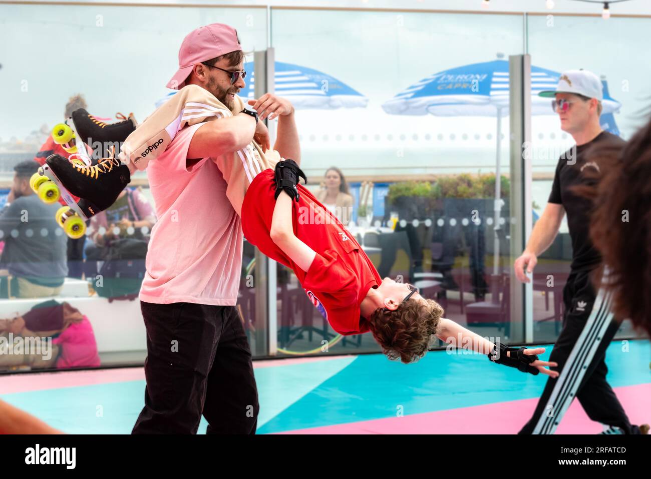 August 1. 2023 Brighton Skate Crew arbeitet an ihren Zügen beim Start der Roller Rink in Brighton i360 Brighton East Sussex, Großbritannien. Foto ©Julia Claxton Stockfoto