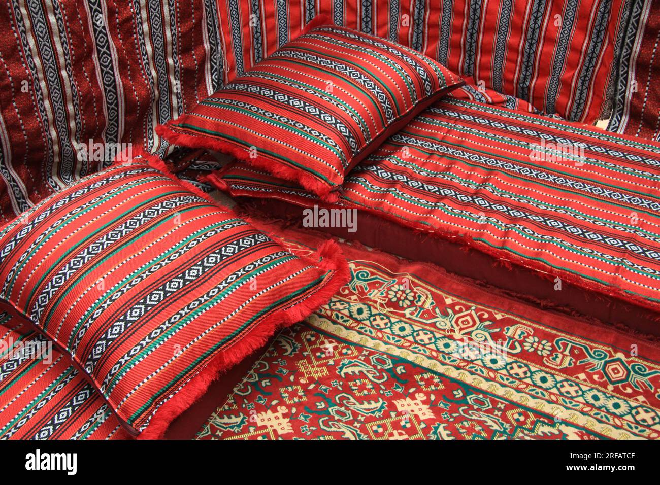 Traditionelles arabisches Wohnzimmer، Kissen und Teppiche mit wunderschönen alten arabischen Mustern Stockfoto Traditionelles arabisches Wohnzimmer، Kissen und Teppiche mit wunderschönen alten arabischen Mustern Stockfoto