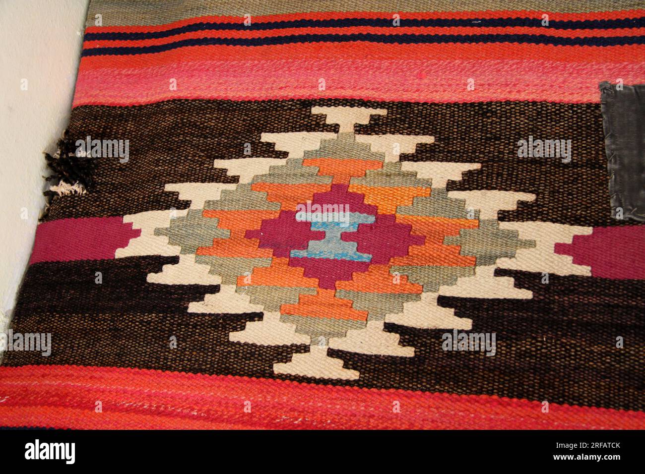 Traditionelles arabisches Wohnzimmer، Kissen und Teppiche mit wunderschönen alten arabischen Mustern Stockfoto Traditionelles arabisches Wohnzimmer، Kissen und Teppiche mit wunderschönen alten arabischen Mustern Stockfoto