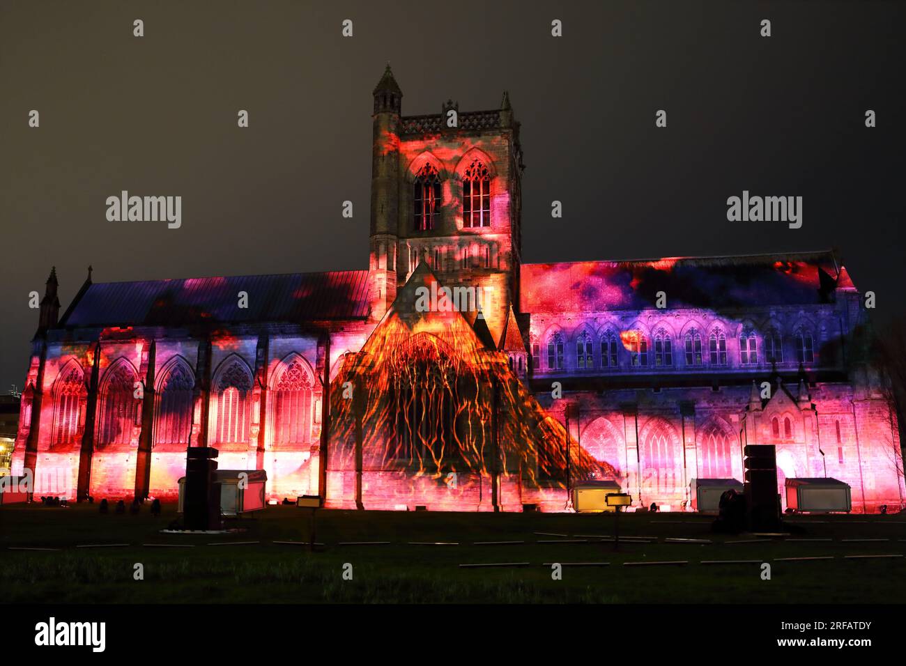 Über uns Lichtshow in Paisley Abbey, Renfrewshire, Schottland, mit 13,8 Milliarden Jahren Geschichte Stockfoto