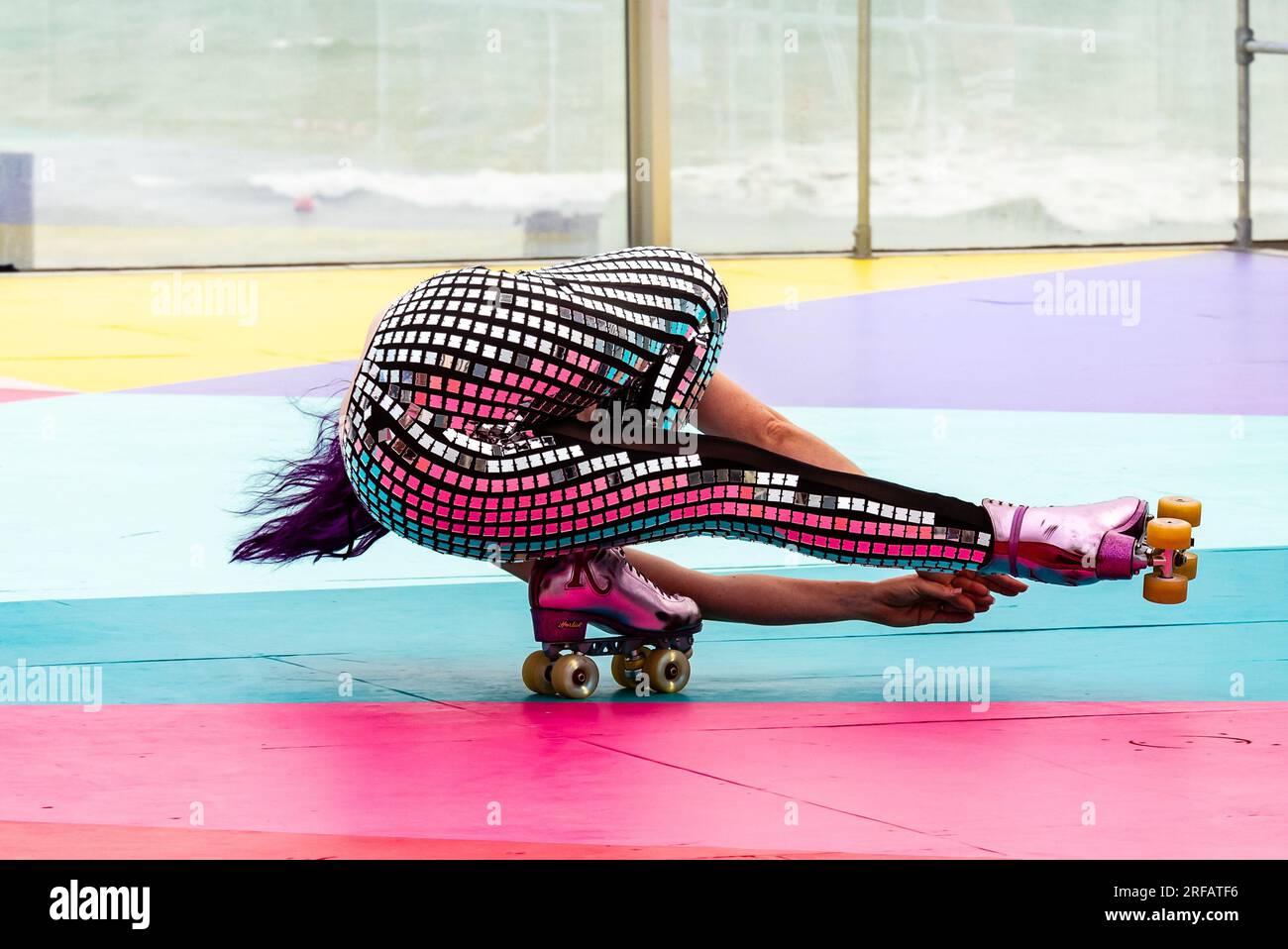 August 1. 2023 tritt Kiki La Hula auf der Roller Rink Launch in Brighton i360 in Brighton East Sussex, Großbritannien. Foto ©Julia Claxton Stockfoto