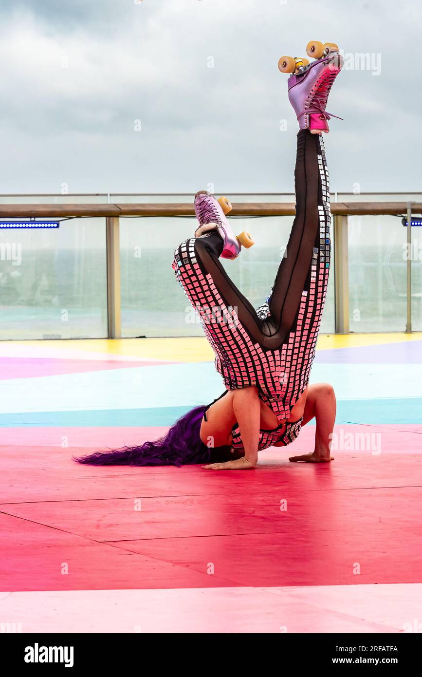 August 1. 2023 tritt Kiki La Hula auf der Roller Rink Launch in Brighton i360 in Brighton East Sussex, Großbritannien. Foto ©Julia Claxton Stockfoto