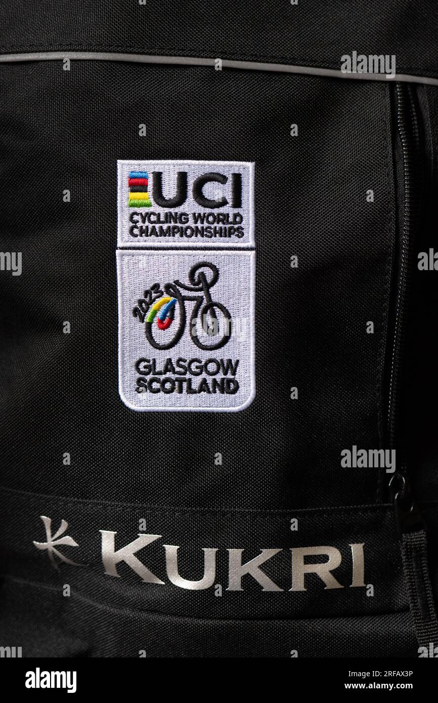 UCI Radsport-Weltmeisterschaft Glasgow 2023 Logo und Logo von Kuvance Sports auf dem Rucksack der Freiwilligen für die Veranstaltung – Glasgow, Schottland, Großbritannien Stockfoto