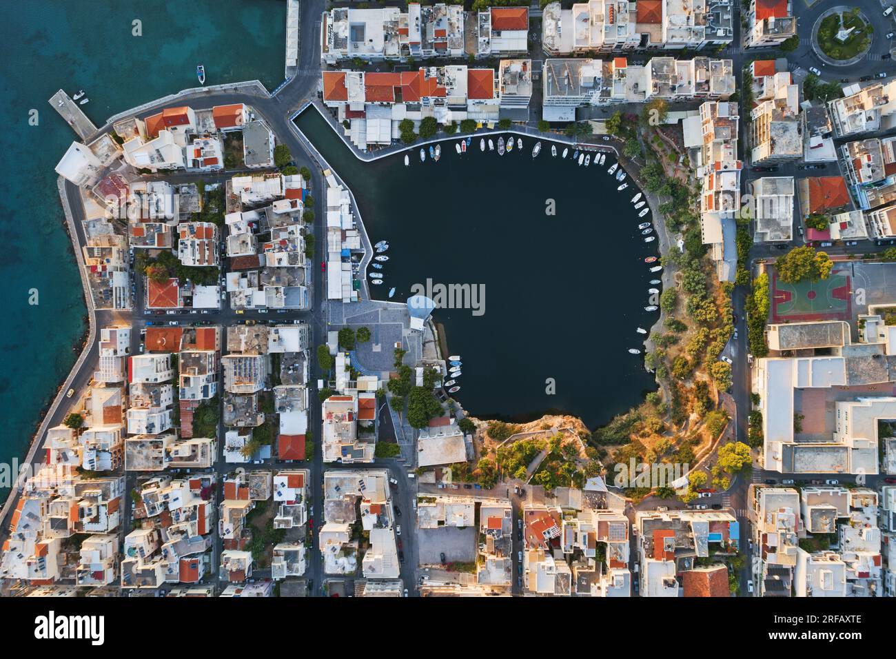 Griechenland, Kreta, Lasithi, Agios Nikolaos - Panoramablick auf den See Voulismeni und die wunderschöne griechische Stadt im Sommer Stockfoto