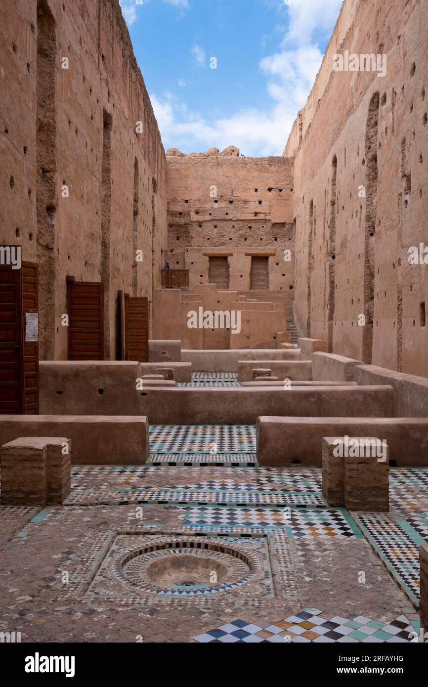Marokko: Die Ruinen des Palastes El Badi (Badia-Palast), Kasbah-Viertel, Medina von Marrakesch, Marrakesch. El Badi Palace (Palast der Wunder, auch „unvergleichlicher Palast“) wurde 1578 von Sultan Ahmad al-Mansur der Saadier-Dynastie in Auftrag gegeben, wobei der Bau während seiner gesamten Herrschaft fortgesetzt wurde. Der Palast, dekoriert mit Materialien, die aus zahlreichen Ländern von Italien bis Mali importiert wurden, wurde für Empfänge genutzt und entworfen, um den Reichtum und die Macht des Sultans zu demonstrieren. Es war ein Teil eines größeren Saadier-Palastkomplexes im Kasbah-Viertel von Marrakesch. Stockfoto