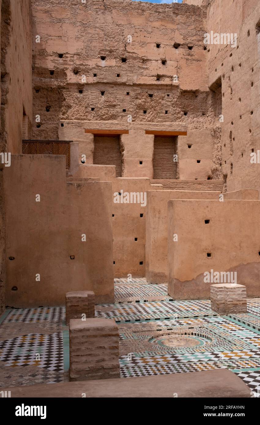 Marokko: Die Ruinen des Palastes El Badi (Badia-Palast), Kasbah-Viertel, Medina von Marrakesch, Marrakesch. El Badi Palace (Palast der Wunder, auch „unvergleichlicher Palast“) wurde 1578 von Sultan Ahmad al-Mansur der Saadier-Dynastie in Auftrag gegeben, wobei der Bau während seiner gesamten Herrschaft fortgesetzt wurde. Der Palast, dekoriert mit Materialien, die aus zahlreichen Ländern von Italien bis Mali importiert wurden, wurde für Empfänge genutzt und entworfen, um den Reichtum und die Macht des Sultans zu demonstrieren. Es war ein Teil eines größeren Saadier-Palastkomplexes im Kasbah-Viertel von Marrakesch. Stockfoto