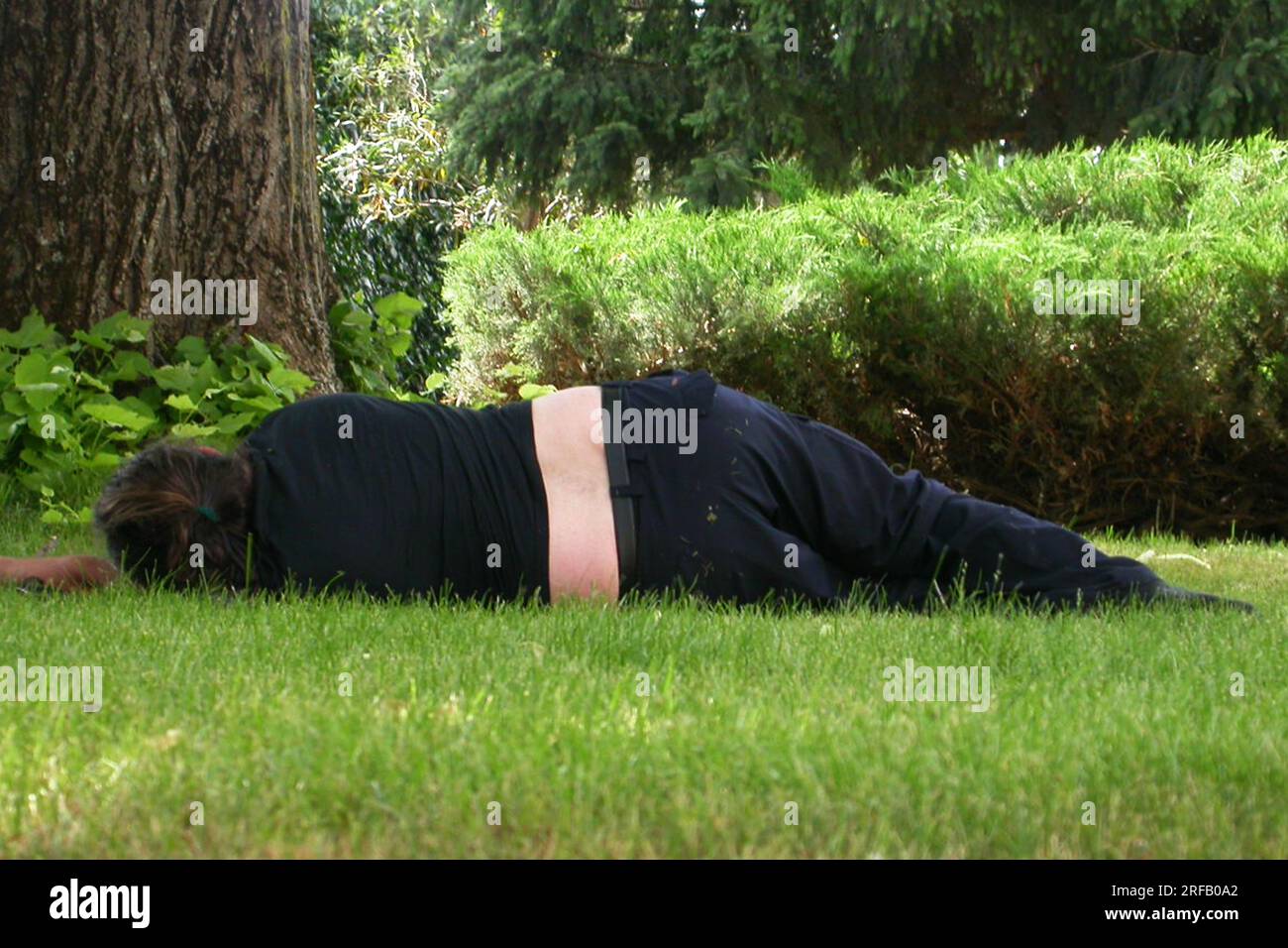 Obdachloser Seniorenmensch, der im Park schläft Stockfoto