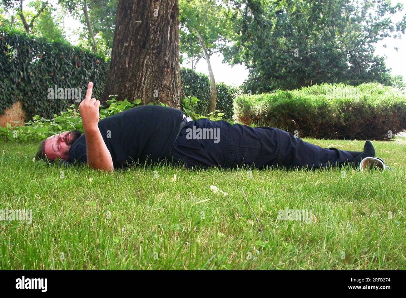 Obdachloser Seniorenmensch, der im Park schläft Stockfoto