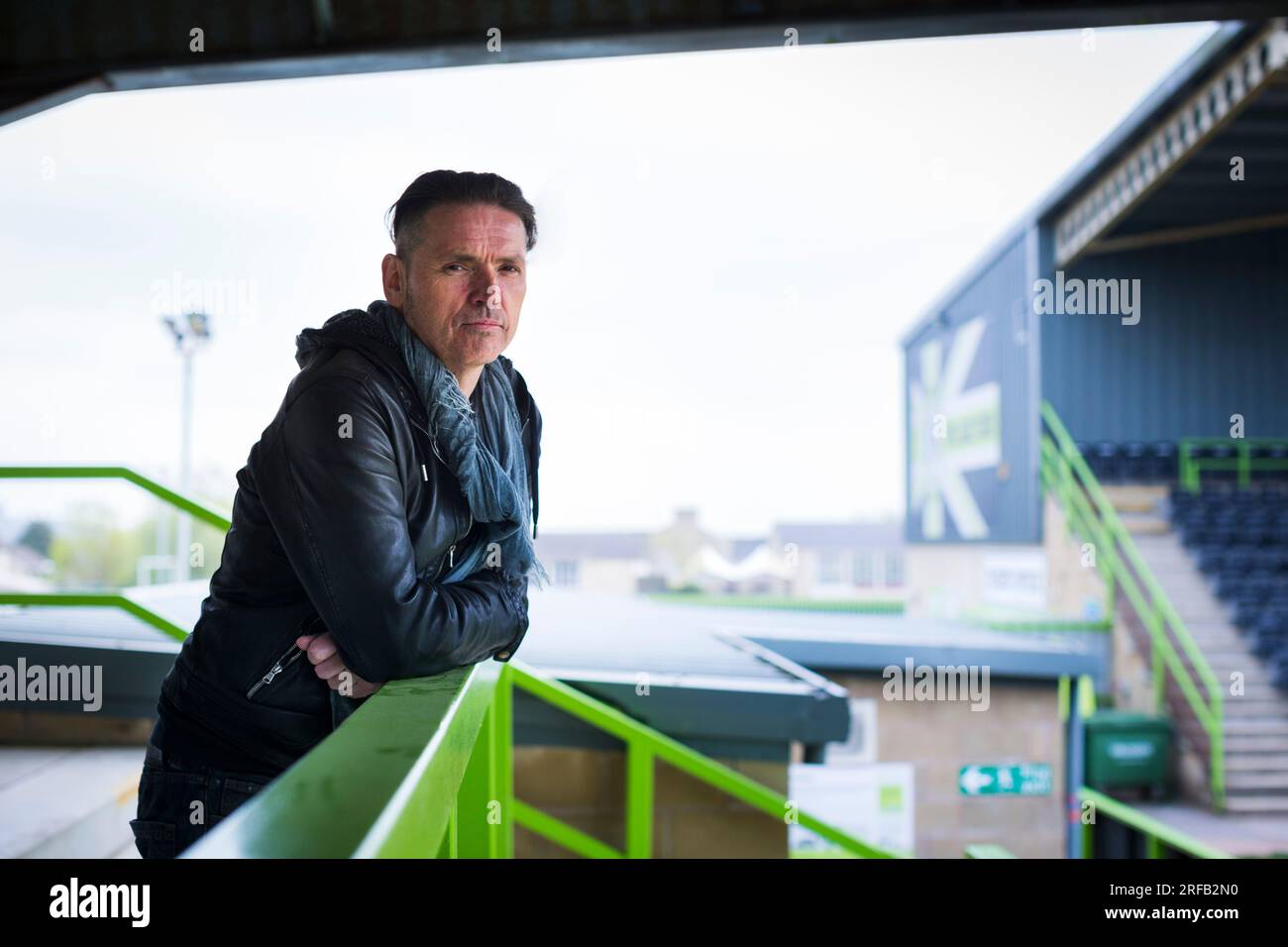 Porträt von Dale Vince, Gründer von Ecotricity, Stroud und Vorsitzender des Forest Green Rovers Football Club, hier auf dem Fußballplatz abgebildet. Stockfoto