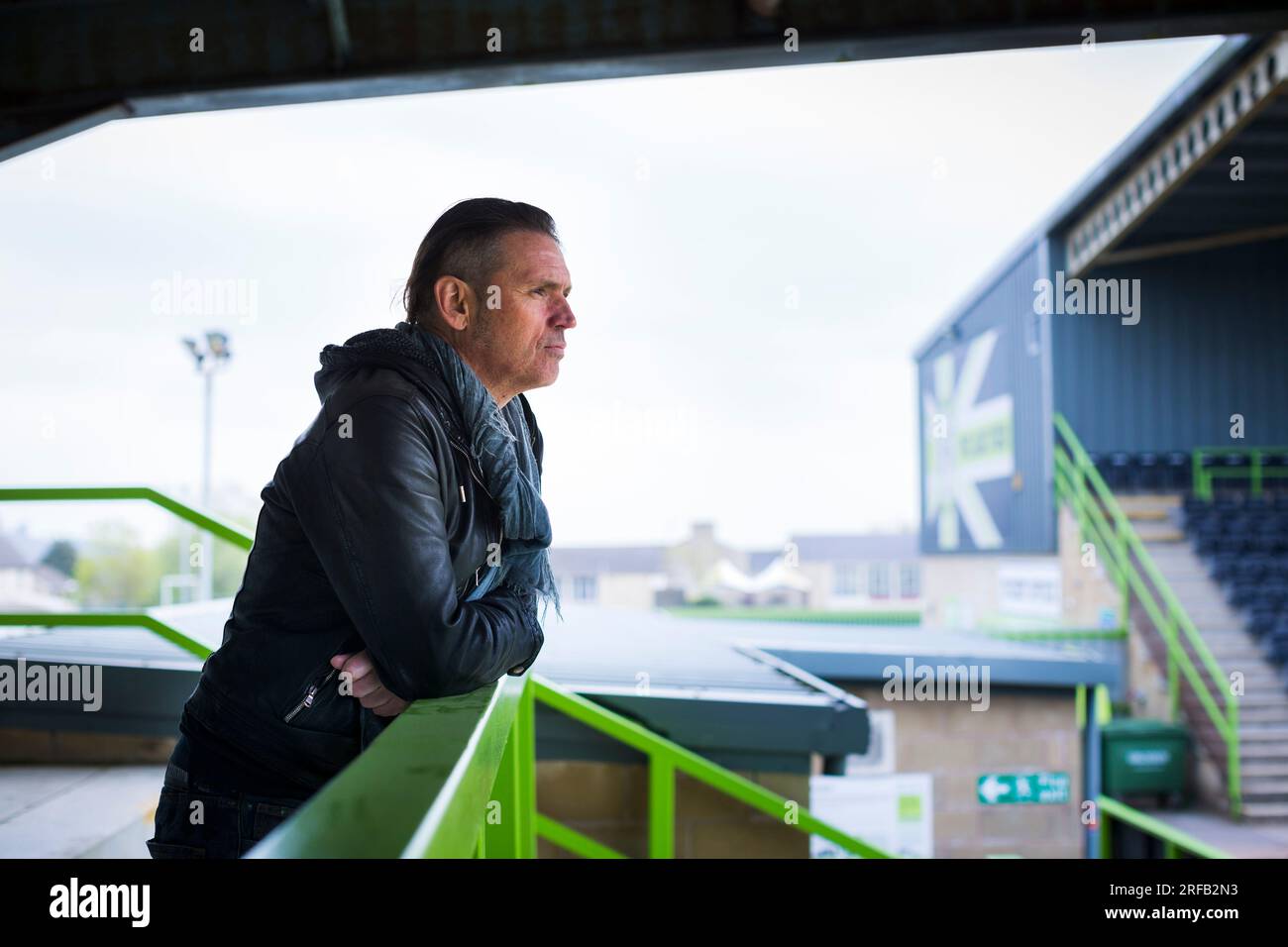 Porträt von Dale Vince, Gründer von Ecotricity, Stroud und Vorsitzender des Forest Green Rovers Football Club, hier auf dem Fußballplatz abgebildet. Stockfoto