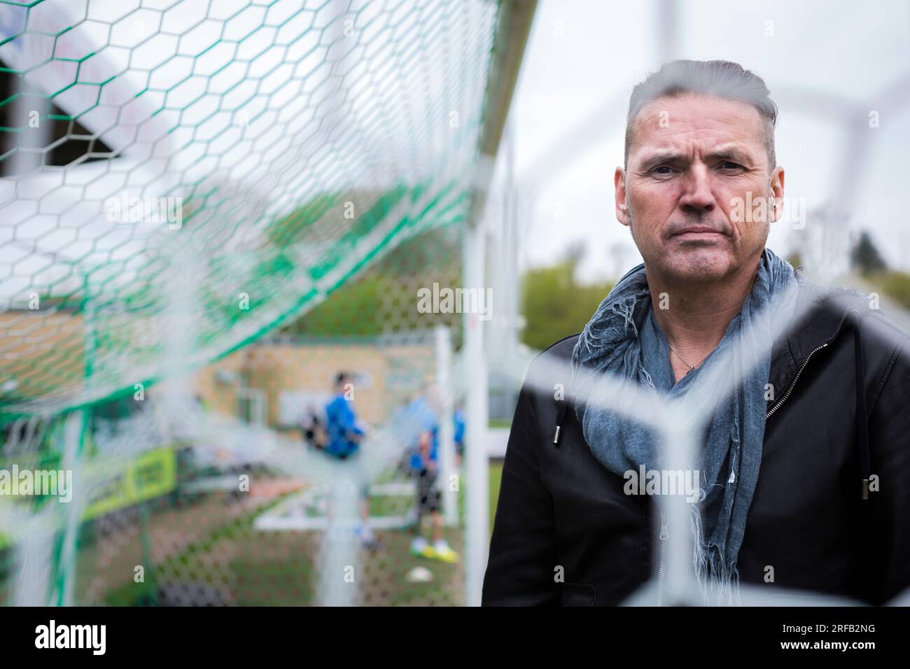 Porträt von Dale Vince, Gründer von Ecotricity, Stroud und Vorsitzender des Forest Green Rovers Football Club, hier auf dem Fußballplatz abgebildet. Stockfoto