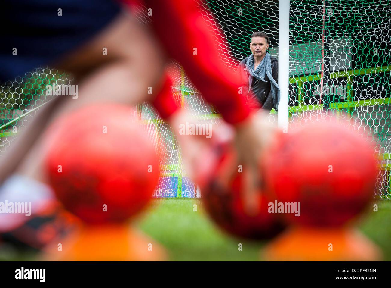 Porträt von Dale Vince, Gründer von Ecotricity, Stroud und Vorsitzender des Forest Green Rovers Football Club, hier auf dem Fußballplatz abgebildet. Stockfoto