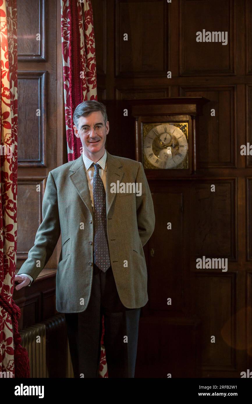 Porträt des konservativen Parlamentariers, des Parlimentariers und des Geschäftsmannes Jacob Rees-Mogg zu Hause Stockfoto