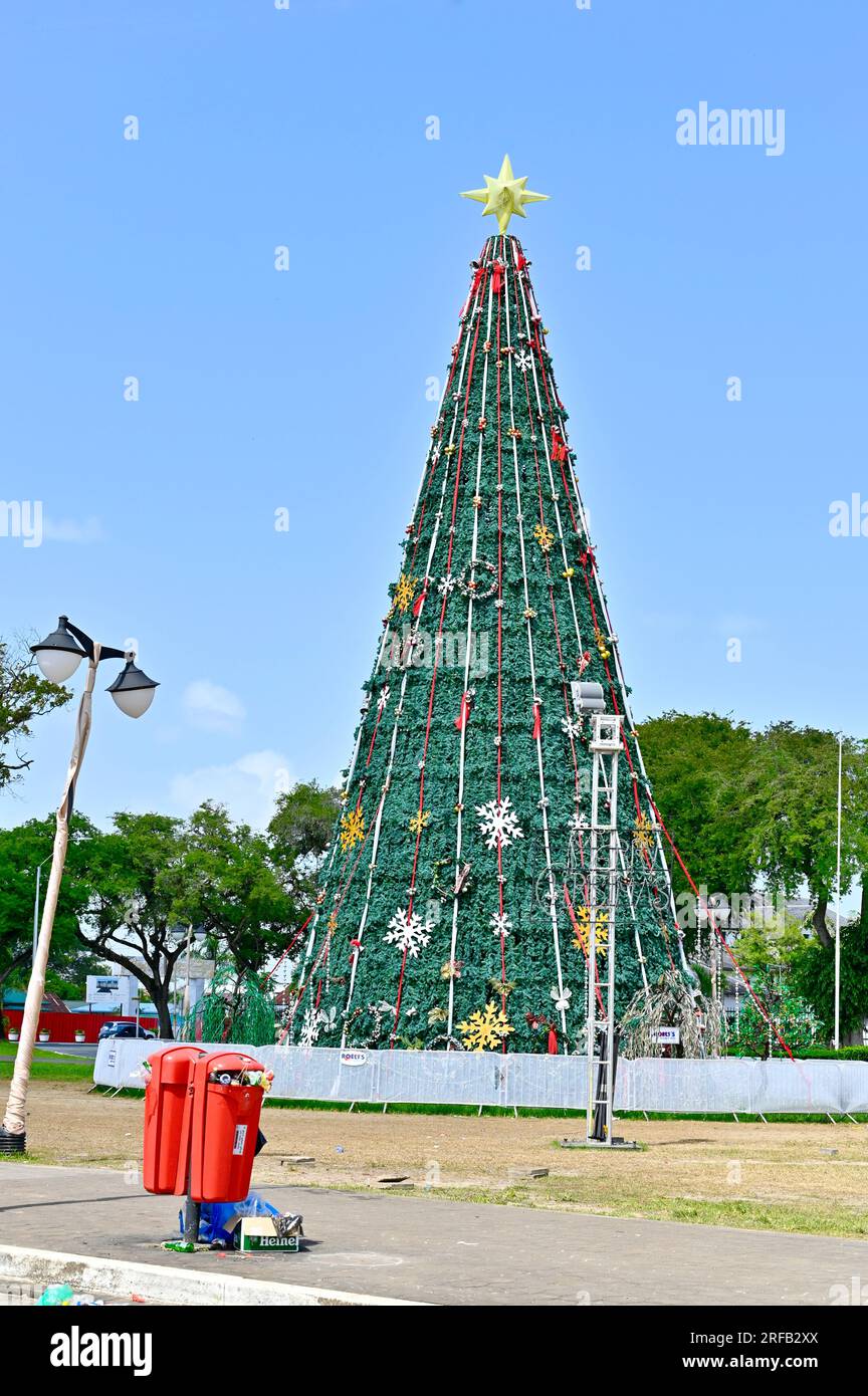 Riesiger Weihnachtsbaum im Zentrum von Paramaribo, Suriname Stockfoto