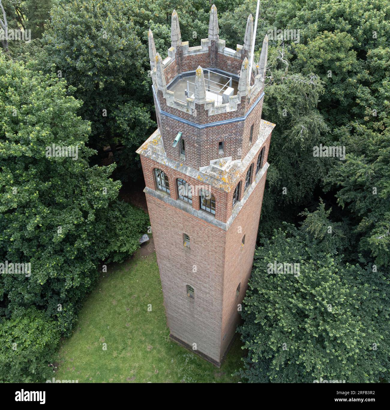 Luftaufnahme des faring Folly Tower in Oxfordshire Stockfoto