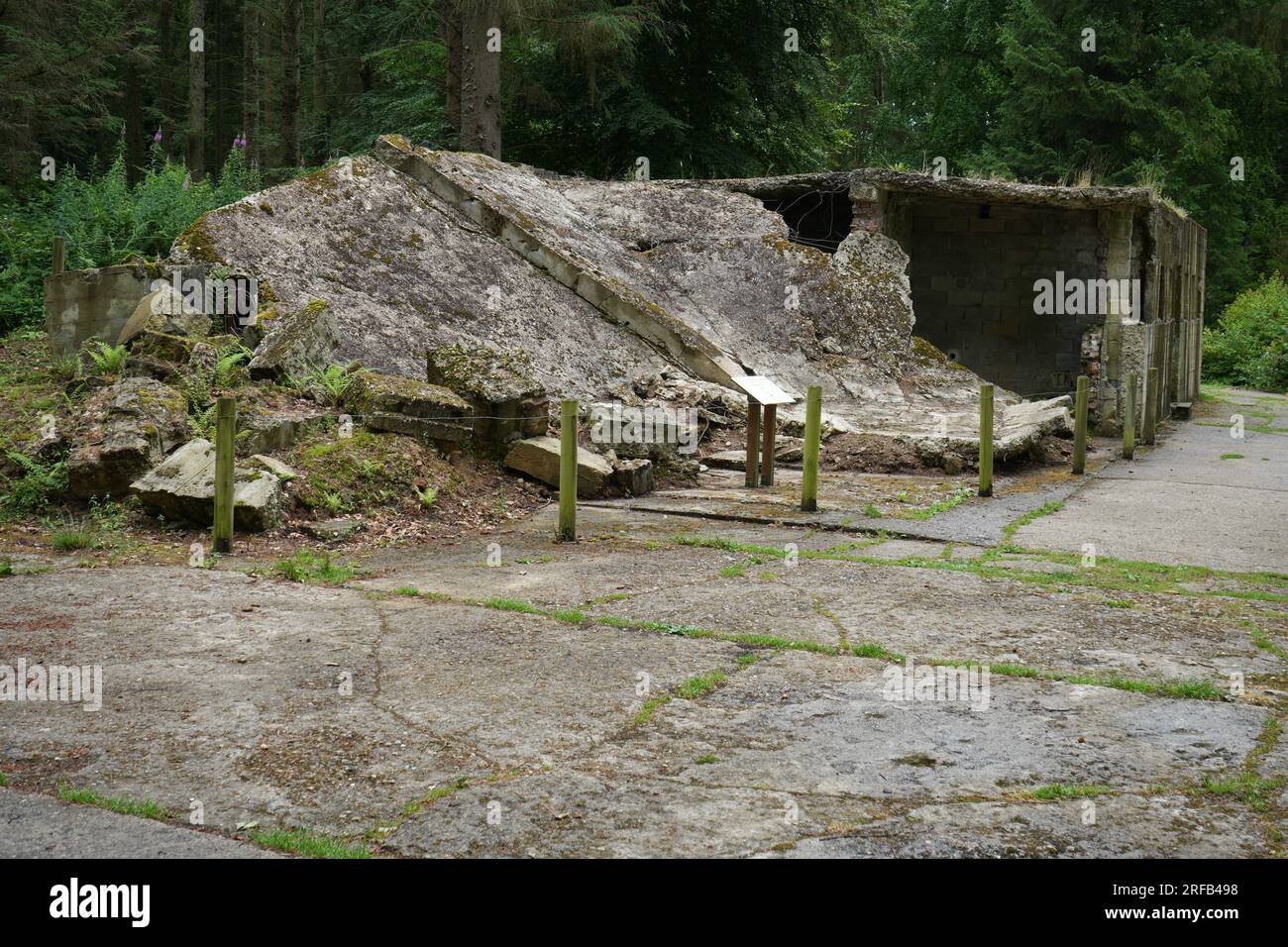 WW2 deutsche Bauten am V1. Startplatz Val Ygot d'Ardouval beschädigt. Stockfoto