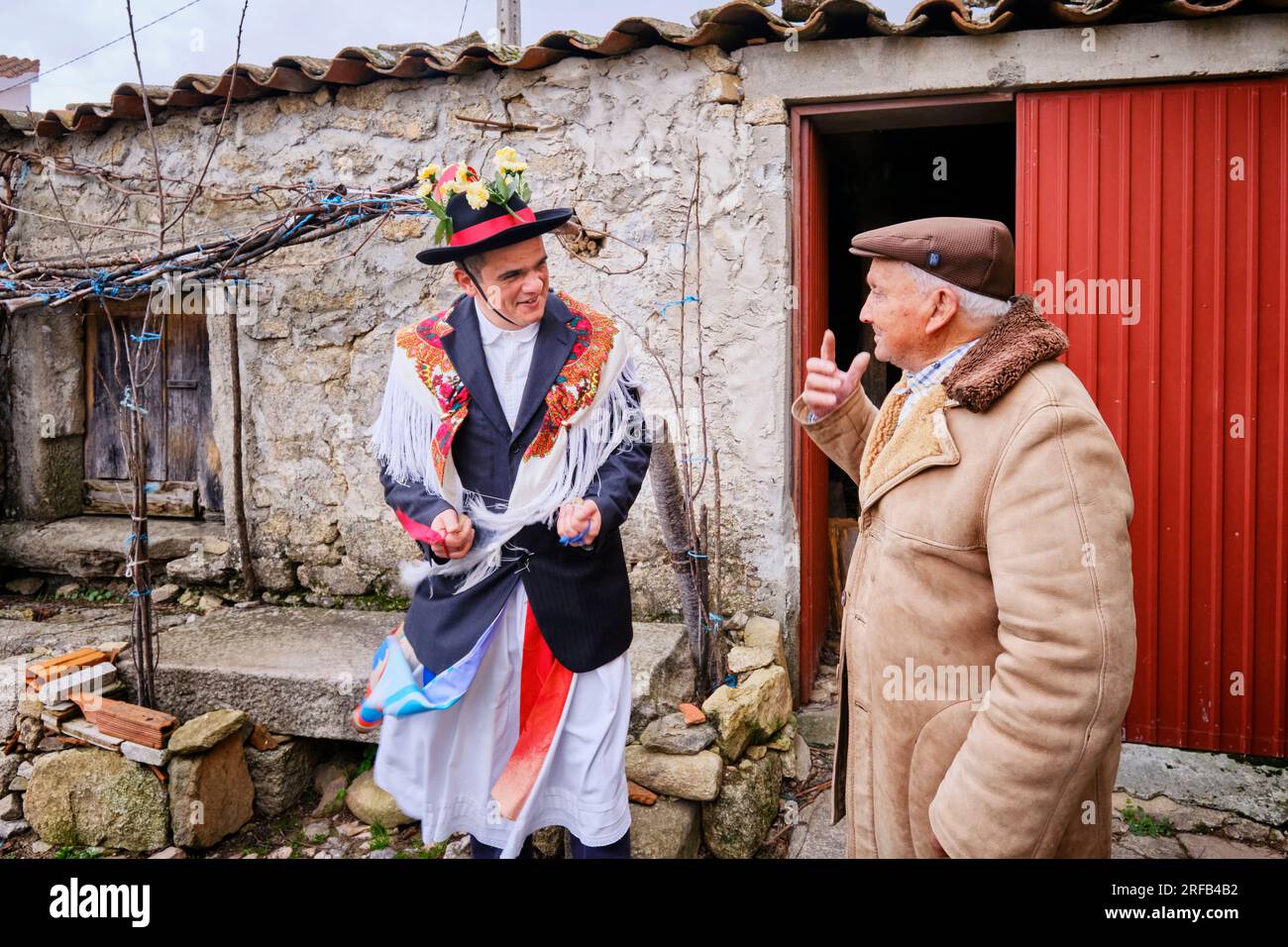 Der Bailador-Charakter (tanzender Junge) der Wintersonnenwende-Feierlichkeiten in Vila Cha de Braciosa. Tras-os-Montes, Portugal Stockfoto