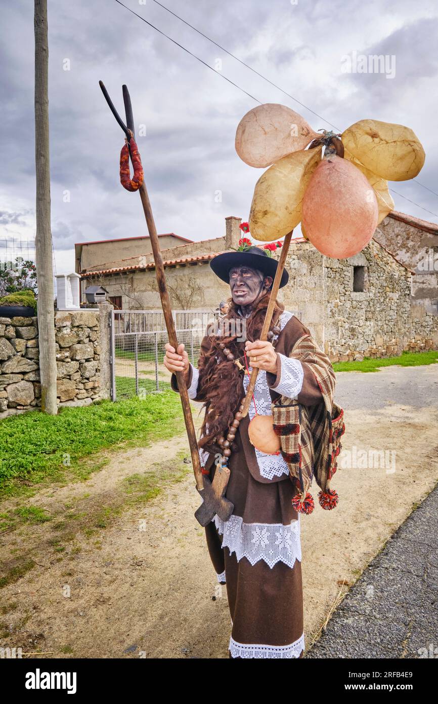 Zur Wintersonnenwende Feiern in Vila Cha de Braciosa, die Velha Charakter (die alte Frau) ist schwarz lackiert und trägt einen Stick mit mehreren p Stockfoto