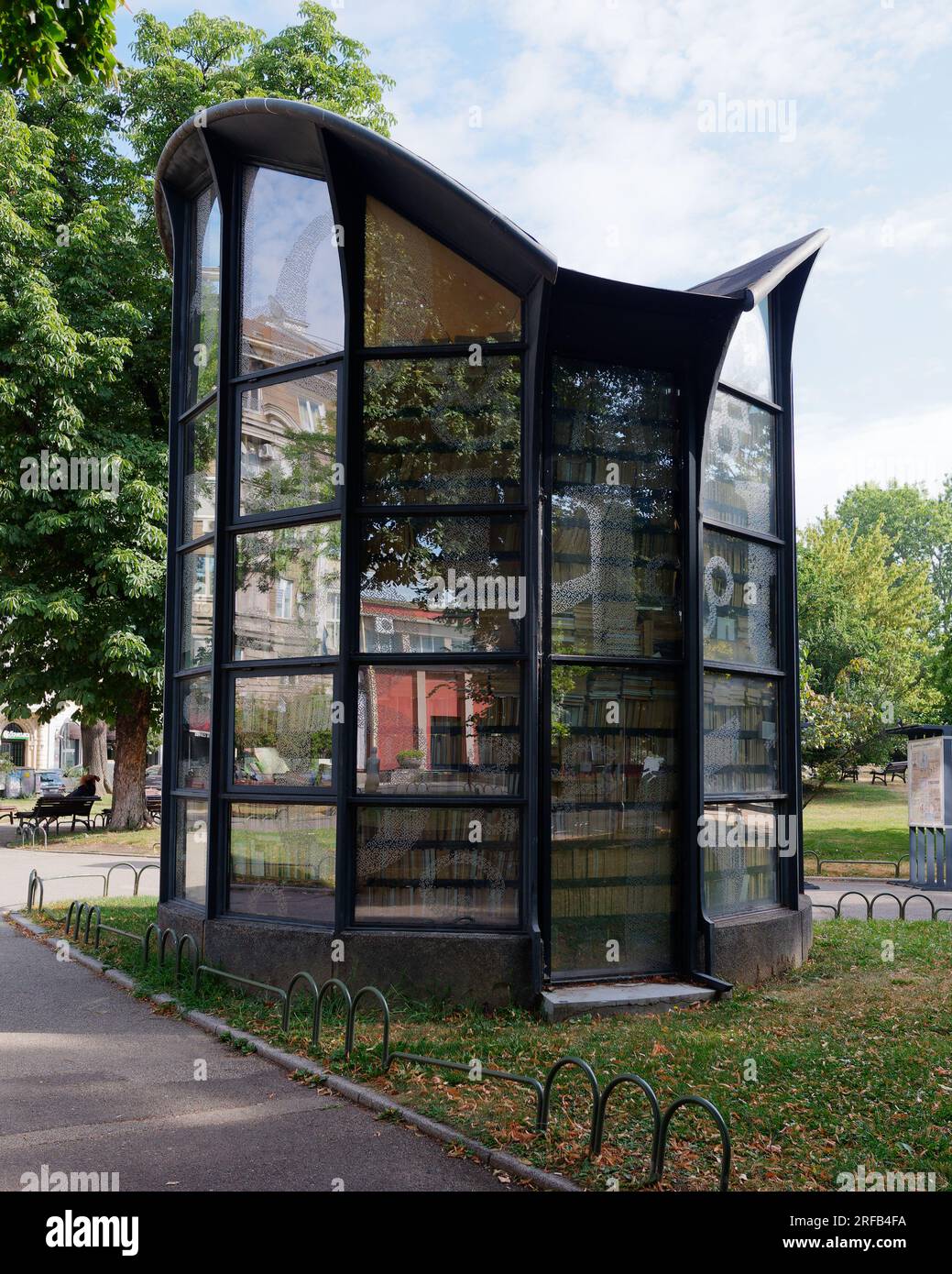 Kleine Bibliothek mit Glasfassade im Kioskstil im Stadtgarten in Sofia, Bulgarien. August 2023. Stockfoto