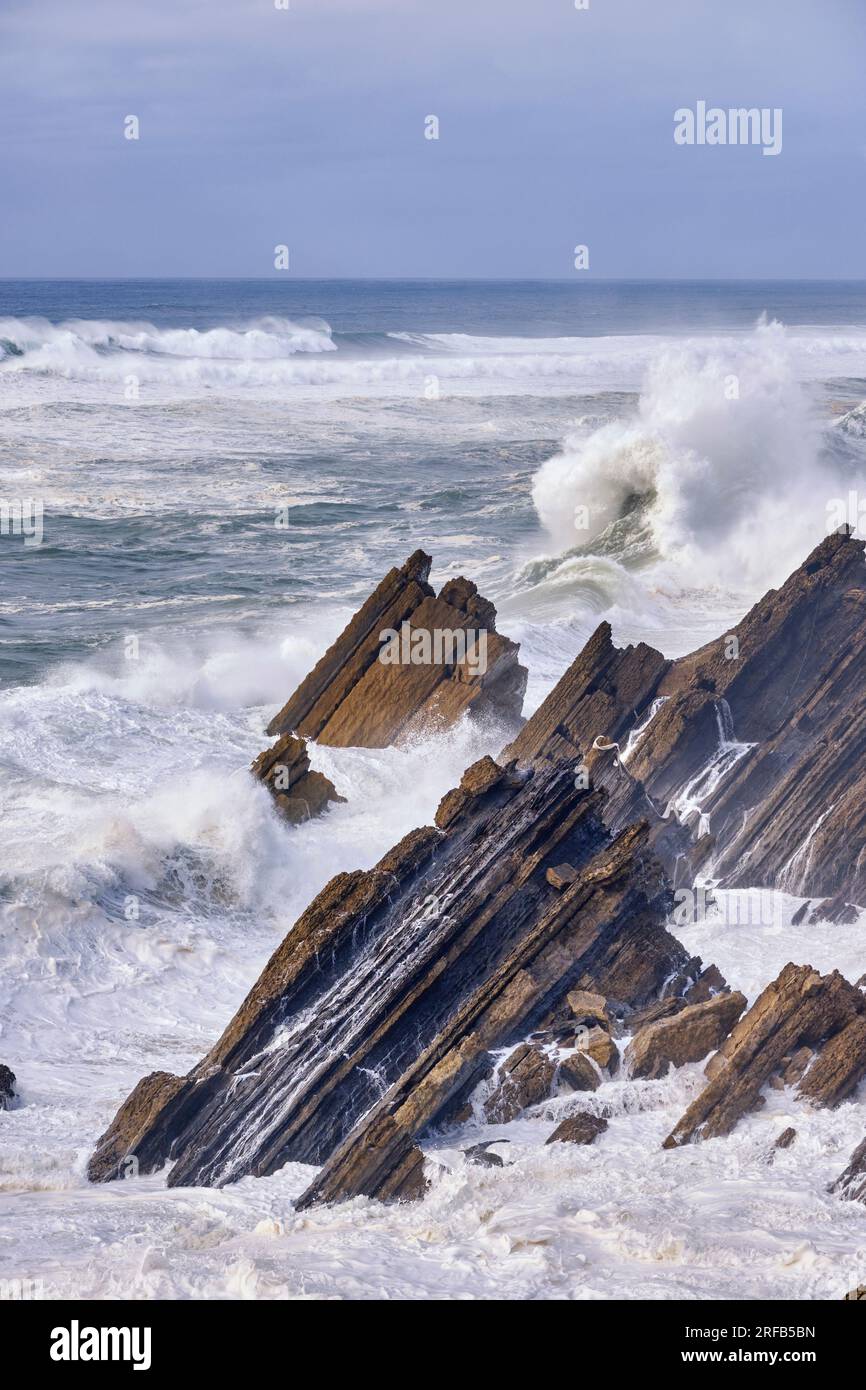 Die felsige Küste von Sao Pedro de Moel. Marinha Grande, Leiria. Portugal Stockfoto