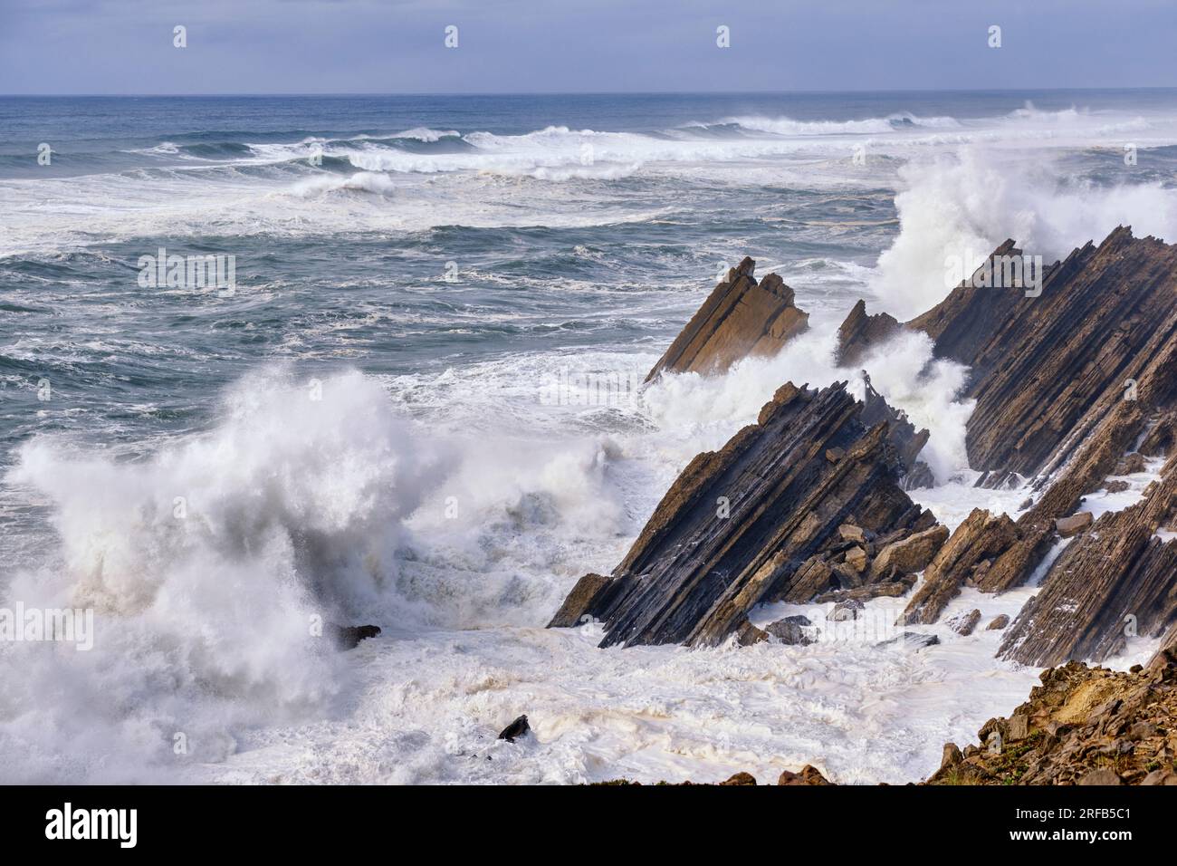 Die felsige Küste von Sao Pedro de Moel. Marinha Grande, Leiria. Portugal Stockfoto