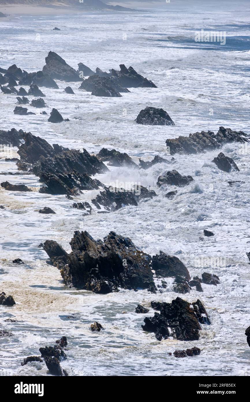Die felsige Küste von Sao Pedro de Moel. Marinha Grande, Leiria. Portugal Stockfoto