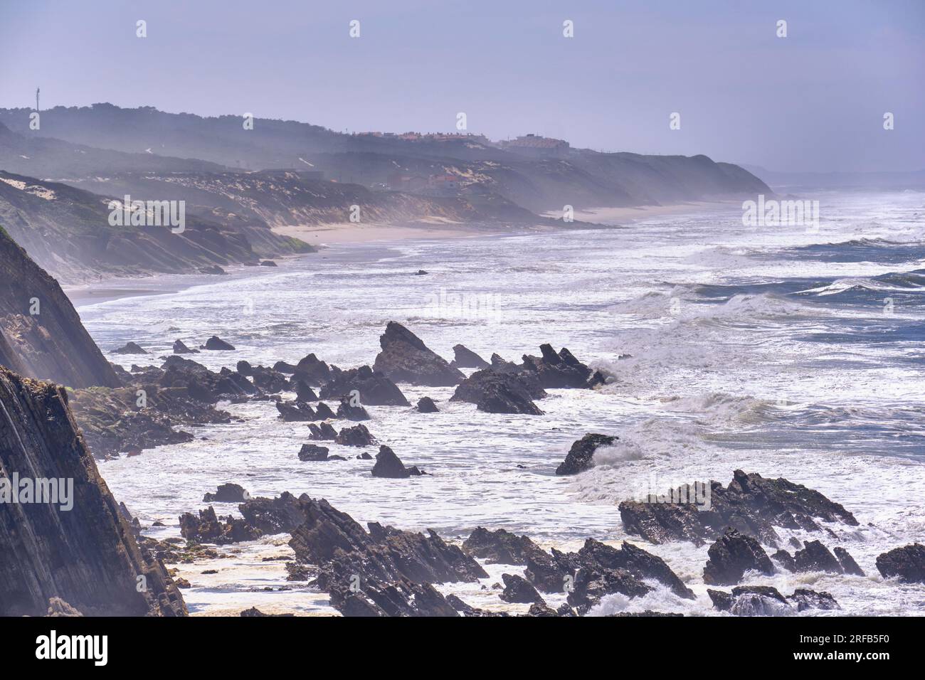 Die felsige Küste von Sao Pedro de Moel. Marinha Grande, Leiria. Portugal Stockfoto