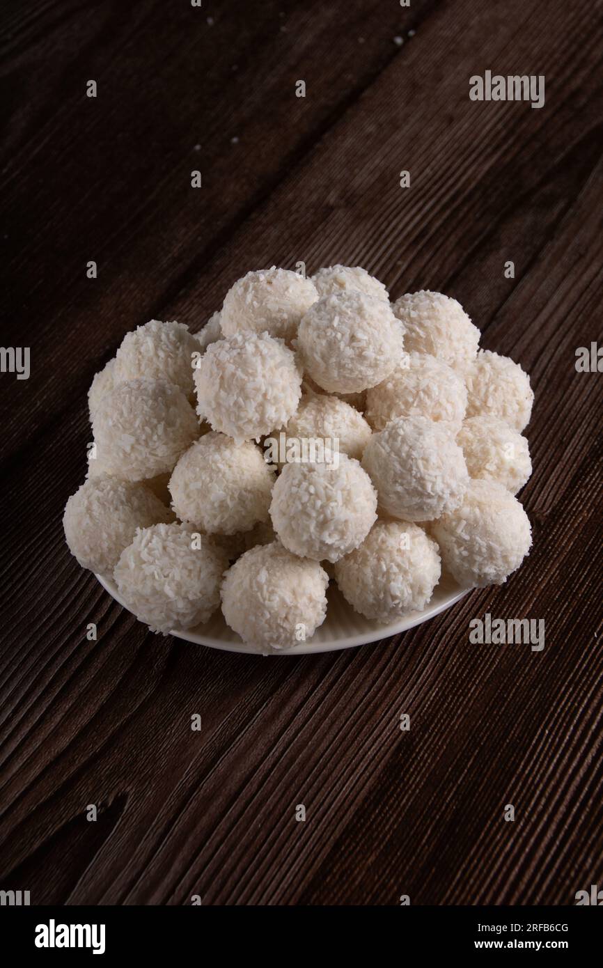 Foto von köstlichen Süßigkeiten mit Kokosnussgeschmack, die auf einem weißen Teller liegen, Aussicht, süßes Essen, Dessert Stockfoto