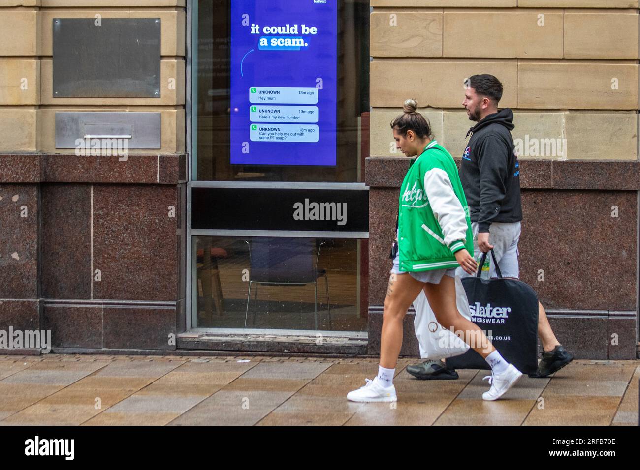 Shopper vorbei an Nat West Bank Fishergate Preston, Lancashire. UK Weather 30. September 2021; Geschäfte, Shoppers Shopping an einem nassen und windigen Tag im Stadtzentrum. Kredit : MediaWorld Images/AlamyLiveNews Stockfoto