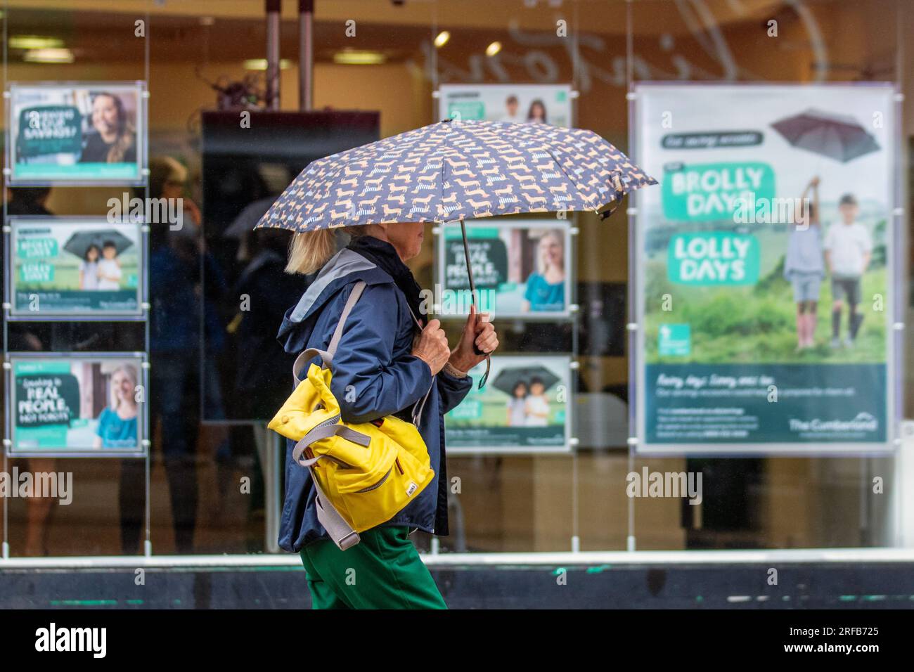Schöne Tage in Preston, Lancashire. 02 Aug 2023. Geschäfte, Einkäufer, Einkaufen im Stadtzentrum. Im Vereinigten Königreich wurden gelbe Unwetterwarnungen über starke Winde und Gewitter ausgegeben. Das schlechte Wetter wird durch eine ungewöhnlich tiefe Fläche mit niedrigem Druck für diese Jahreszeit verursacht. Stockfoto