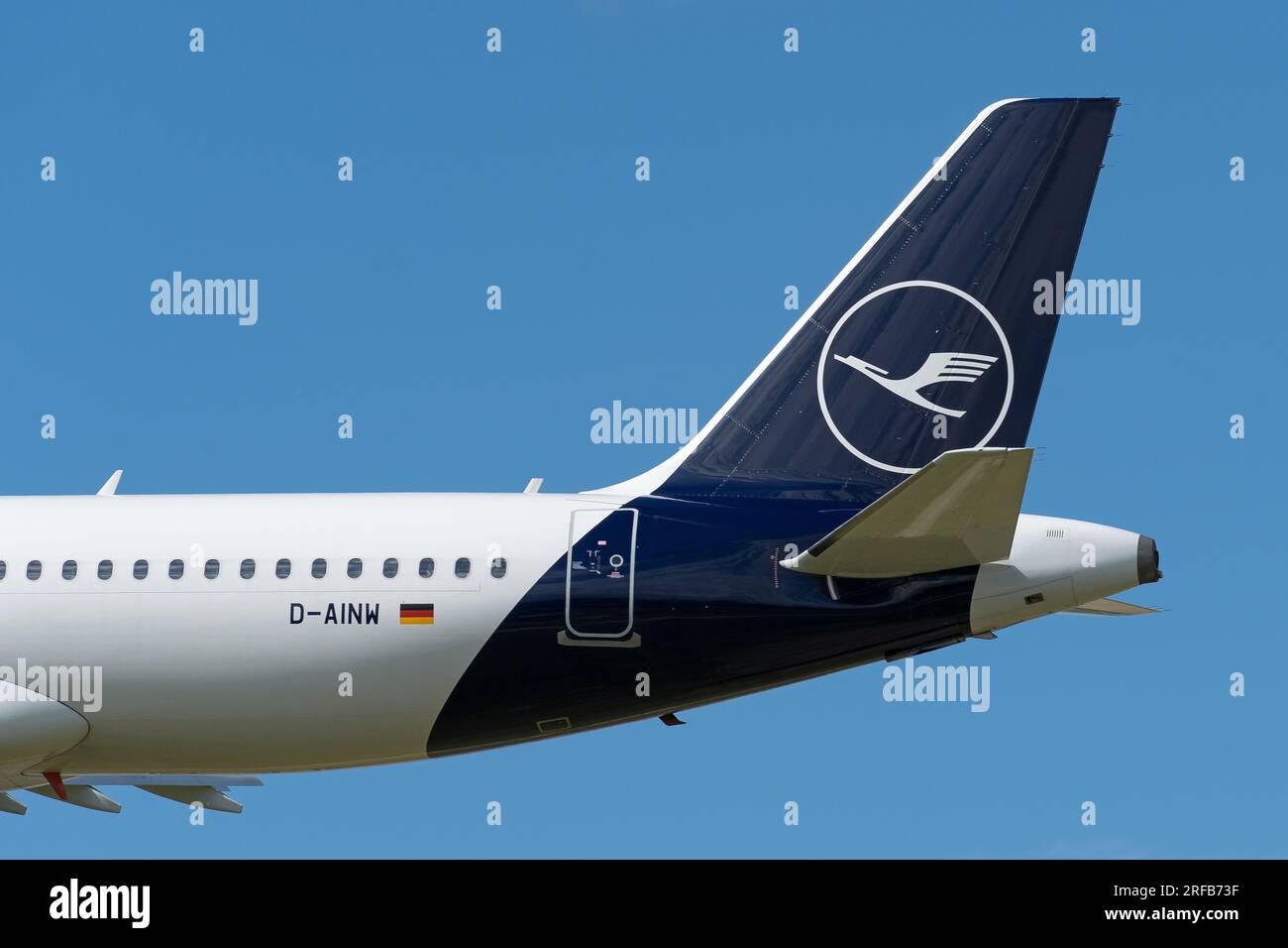 Lufthansa Airbus A320 Neo New Livery Flugzeug Landung auf Londons Heathrow Airport. London - 1. August 2023 Stockfoto
