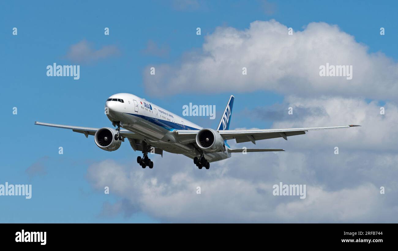 Alle Nippon Airways ANA Boeing 777 landen auf dem Londoner Flughafen Heathrow. London - 1. August 2023 Stockfoto