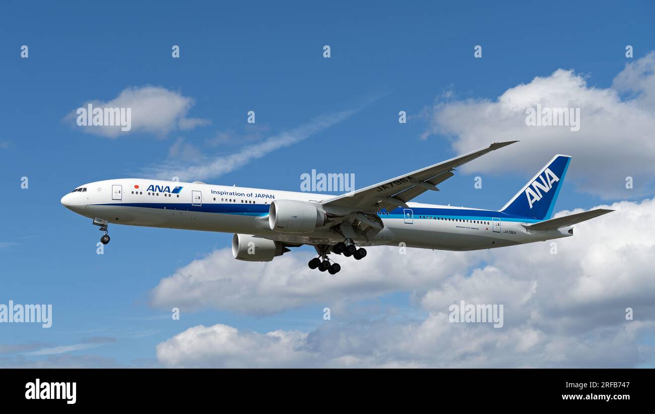 Alle Nippon Airways ANA Boeing 777 landen auf dem Londoner Flughafen Heathrow. London - 1. August 2023 Stockfoto