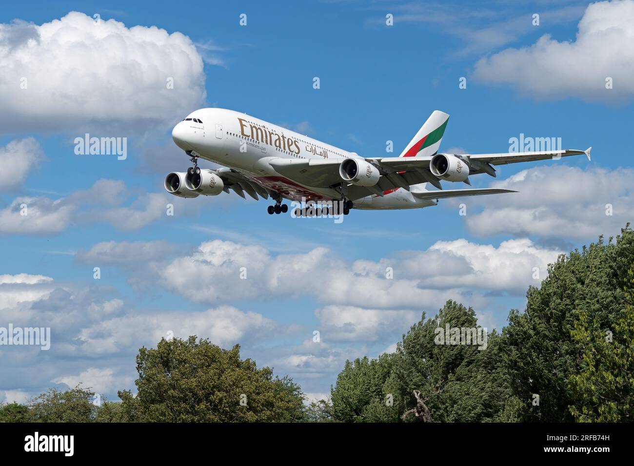 Emirates Airbus A380 landet am Londoner Flughafen Heathrow. London - 1. August 2023 Stockfoto