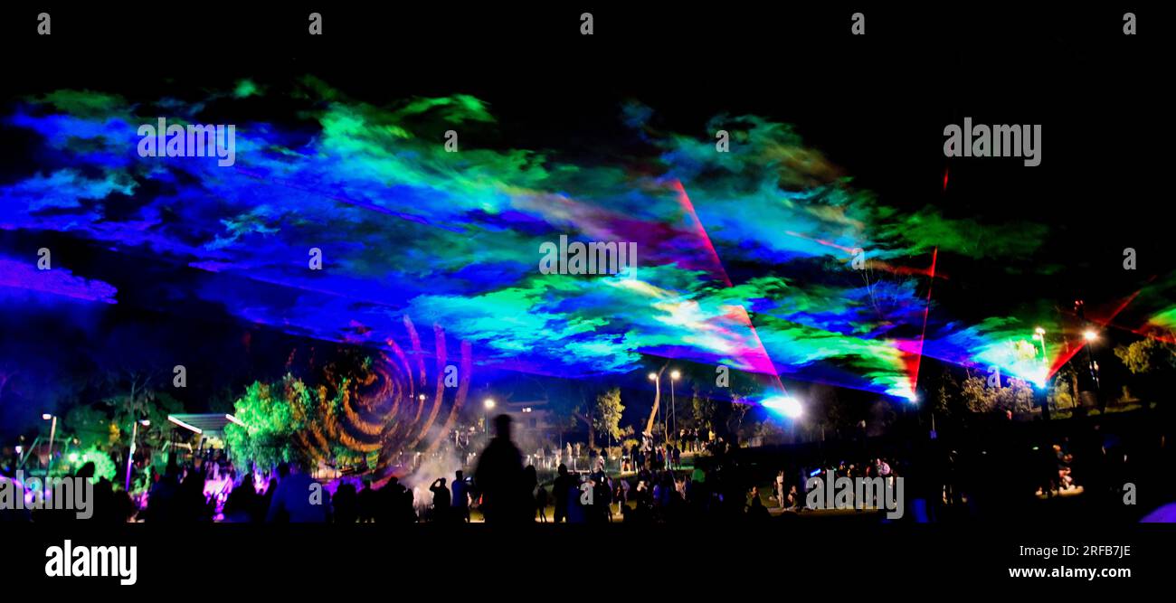 BELEUCHTETE, farbenfrohe Laserlichtshow mit bunten Mustern über dem Smokey Night Sky Werribee Melbourne Victoria Australia Stockfoto