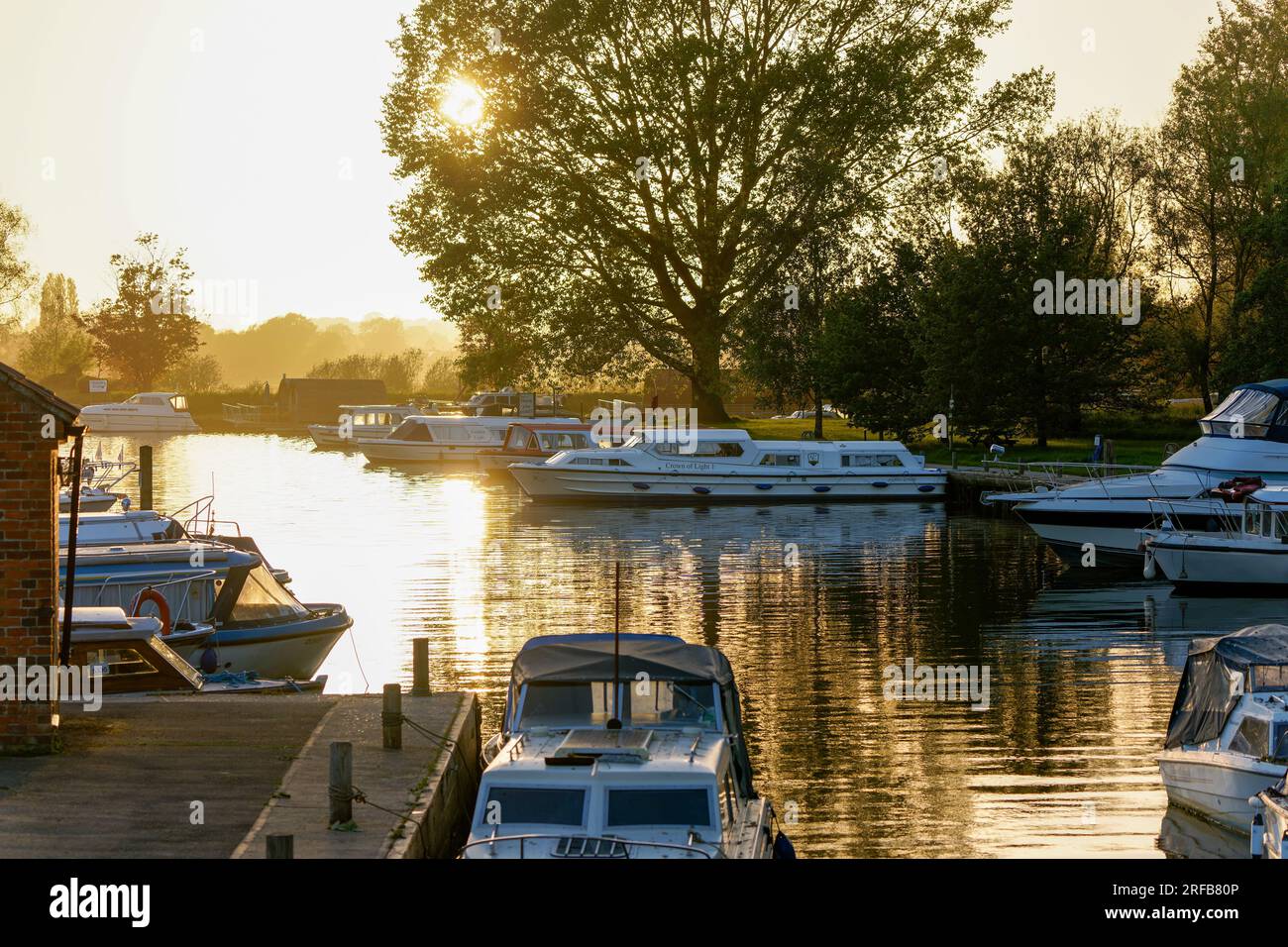 Boote auf dem Fluss Waveney at the Quay in Beccles at Sunset , Suffolk , England , UK Stockfoto