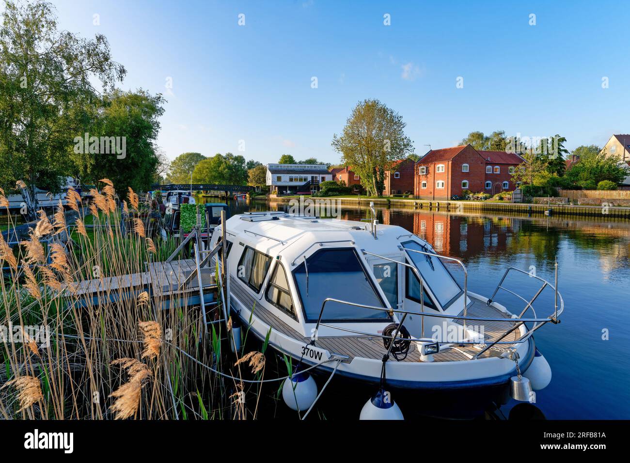 Blick auf festgemachte Boote auf dem Fluss Waveney in Beccles, Suffolk, England, Großbritannien Stockfoto