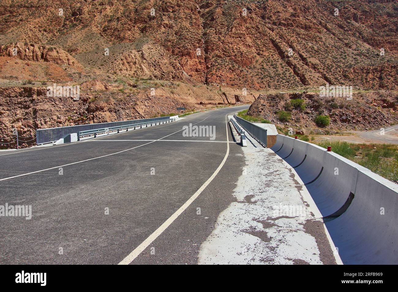 Neue Nord-Süd-Route, Canyon Fluss Kekemeren, Kirgisistan. Stockfoto Neue Nord-Süd-Route, Canyon Fluss Kekemeren, Kirgisistan. Stockfoto