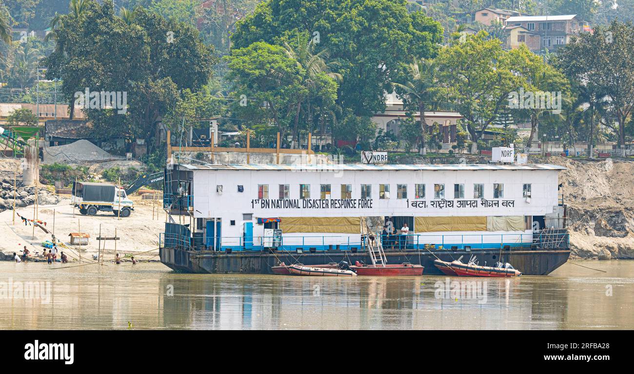Die schwimmende Katastrophenabwehrbasis der Nationalen Katastrophenabwehrtruppe des 1. Bataillons am Ufer des Brahmaputra bei Guwahati. Stockfoto