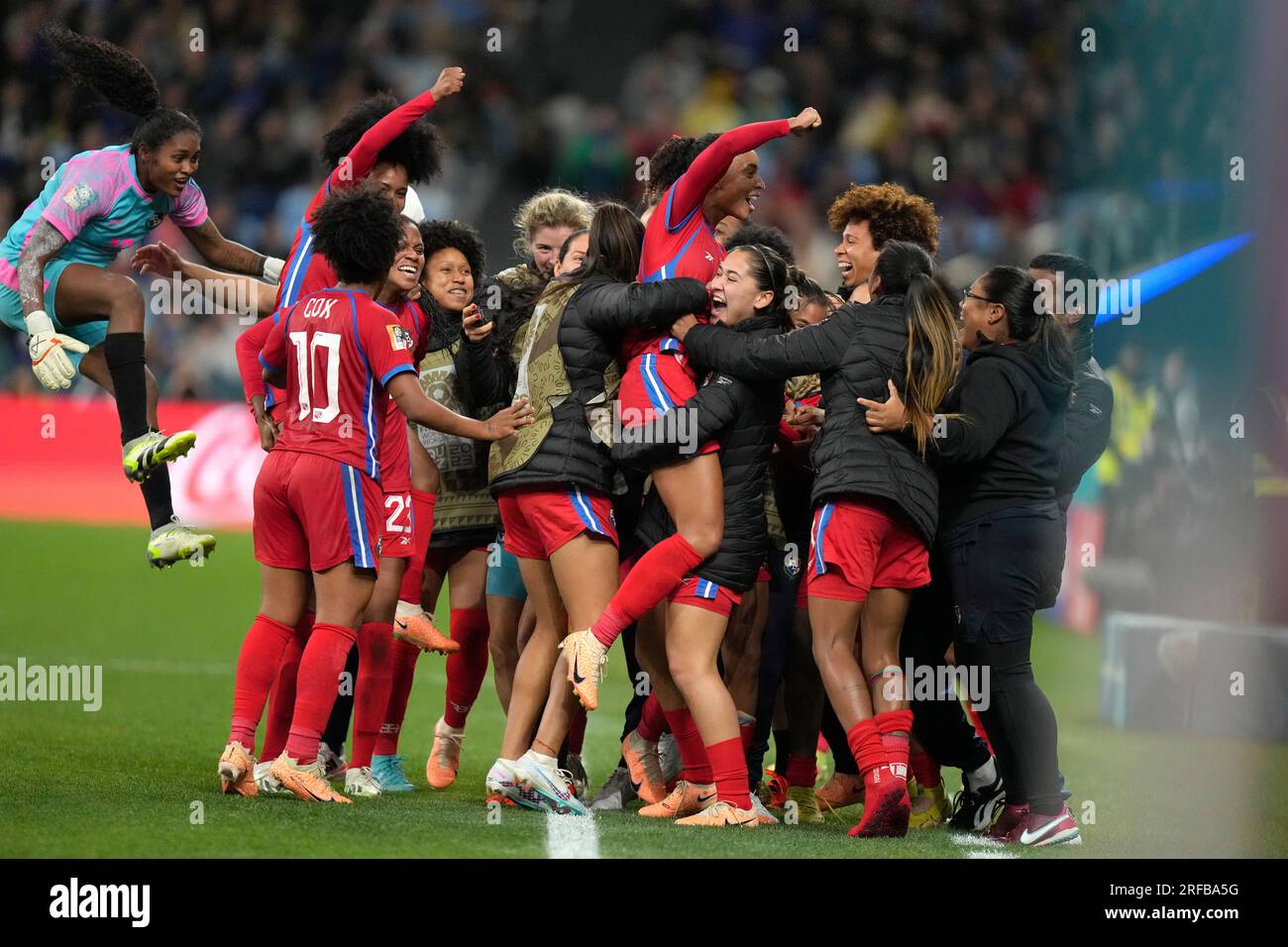 Panama players celebrate after Panama's Lineth Cedeno scored her side's third goal during the Women's World Cup Group F soccer match between France and Panama at the Sydney Football Stadium in Sydney, Australia, Wednesday, Aug. 2, 2023. (AP Photo/Rick Rycroft) Stockfoto