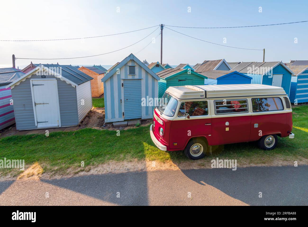 UK, England, Suffolk, Felixstowe, Beach Huts und VW T2 Baywindow Campervan Stockfoto