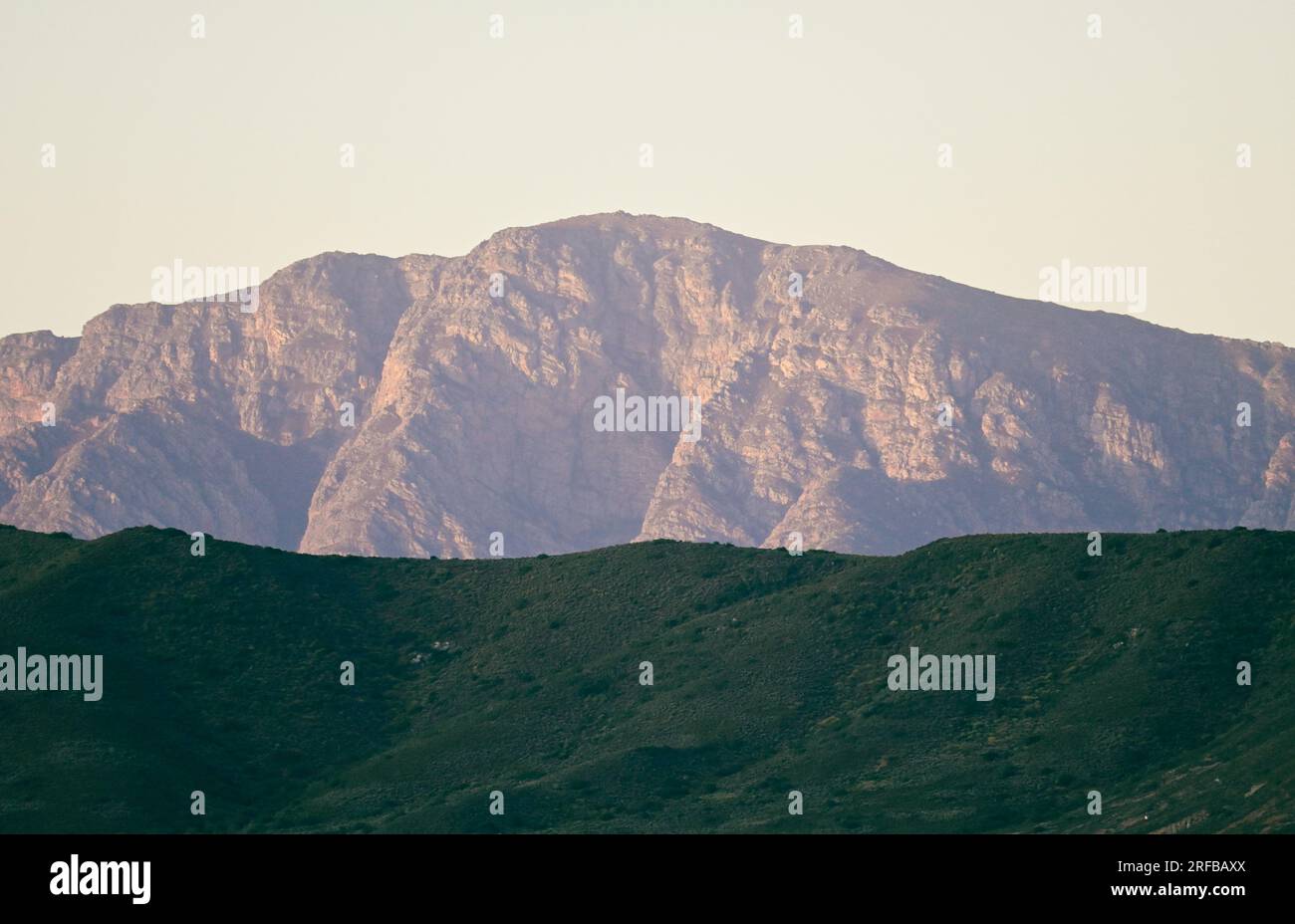 Berg im Sonnenlicht im Hintergrund Stockfoto