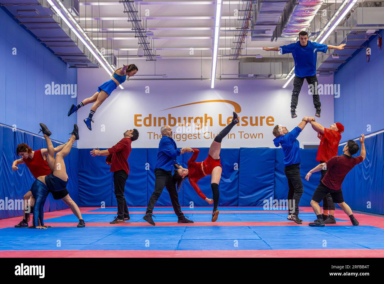 Edinburgh, Vereinigtes Königreich. 02. August 2023 im Bild: Duel Reality by the 7 Fingers feiert dieses Jahr sein Edinburgh Fringe Debüt bei Underbelly im berühmten Circus Hub. Die epische Geschichte von Romeo und Julia wird mit atemberaubender Choreografie und Stunts, die der Schwerkraft trotzen, in einer Sportarena nachempfunden. Kredit: Rich Dyson/Alamy Live News Stockfoto