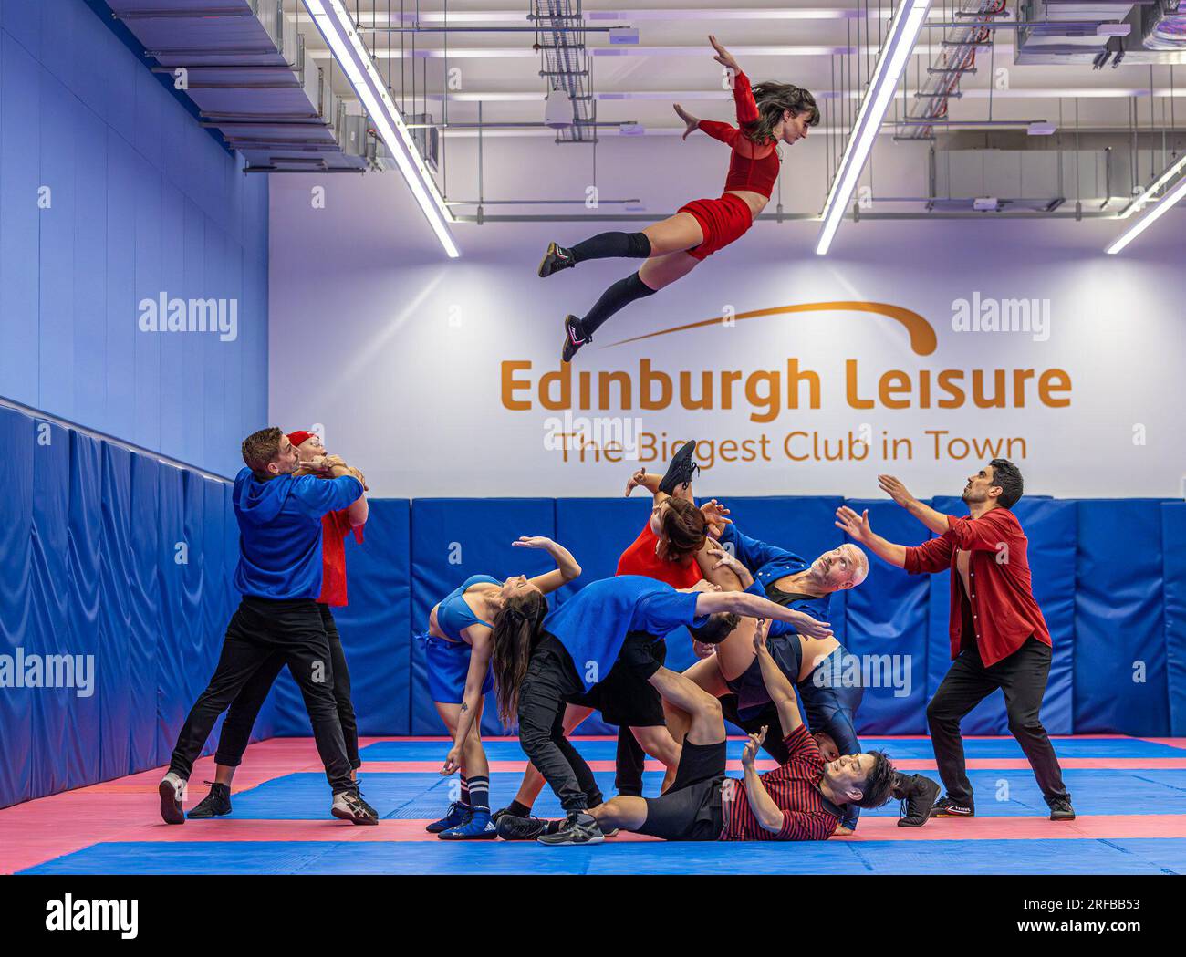 Edinburgh, Vereinigtes Königreich. 02. August 2023 im Bild: Duel Reality by the 7 Fingers feiert dieses Jahr sein Edinburgh Fringe Debüt bei Underbelly im berühmten Circus Hub. Die epische Geschichte von Romeo und Julia wird mit atemberaubender Choreografie und Stunts, die der Schwerkraft trotzen, in einer Sportarena nachempfunden. Kredit: Rich Dyson/Alamy Live News Stockfoto