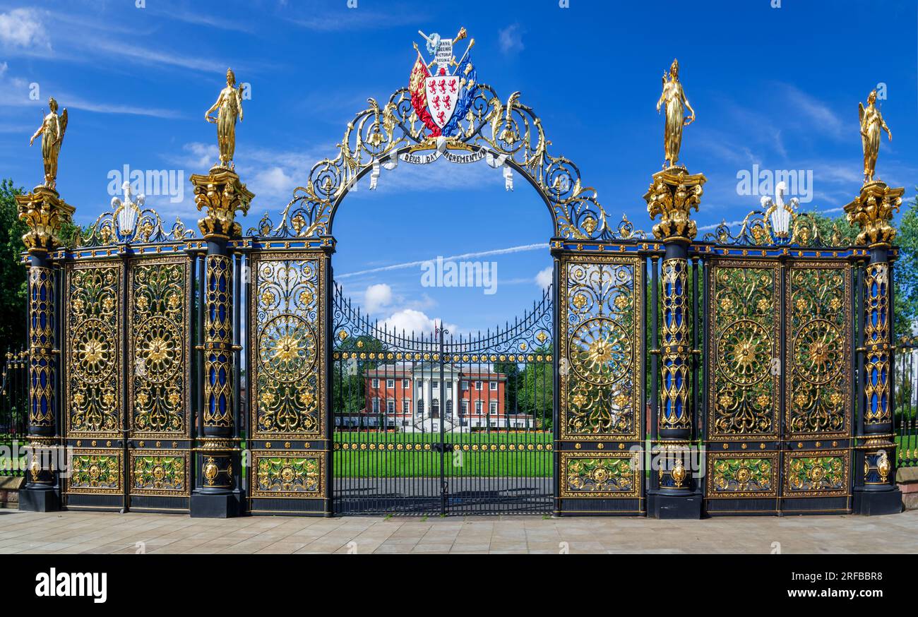 Das Warrington Rathaus. Die Halle wurde von James Gibbs entworfen und 1750 für Thomas Patten, Esq, erbaut. Sie ist auch als Bank Hall bekannt. Die Golden Gates. Stockfoto